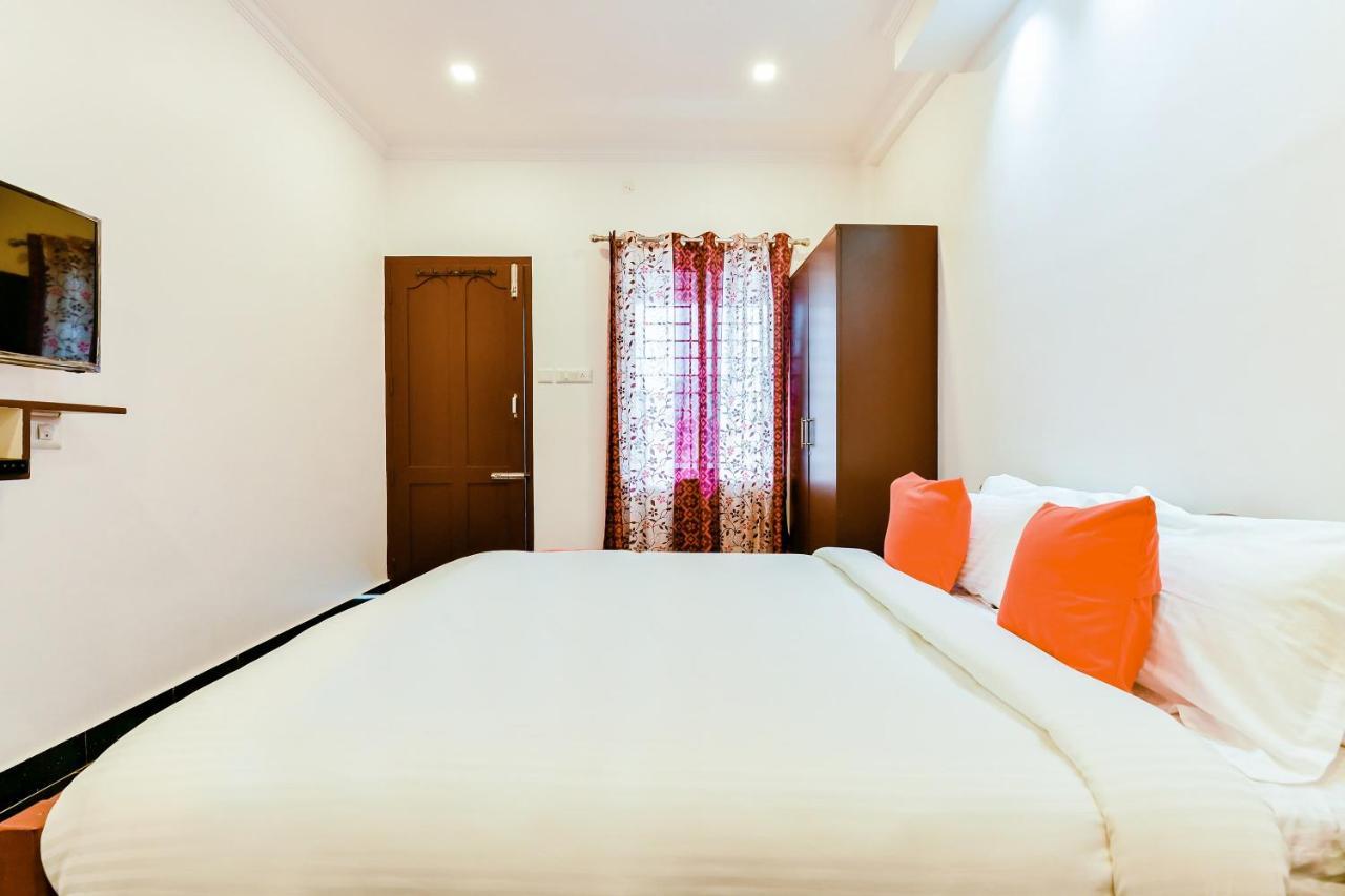 Spot On 39480 Vattekad Tourist Home Kakkanad Esterno foto